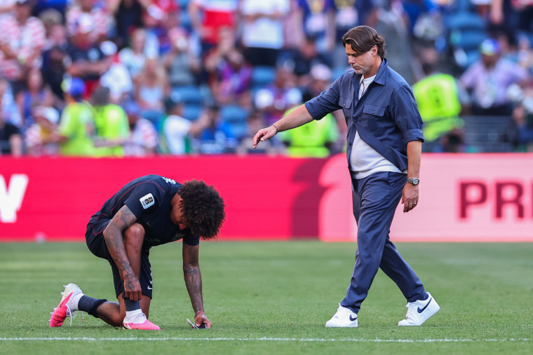Mauricio Pochettino Manager and Head Coach of USA consoles a dejected Chris Richards of USA after being knocked out during the USA v Belgium match.