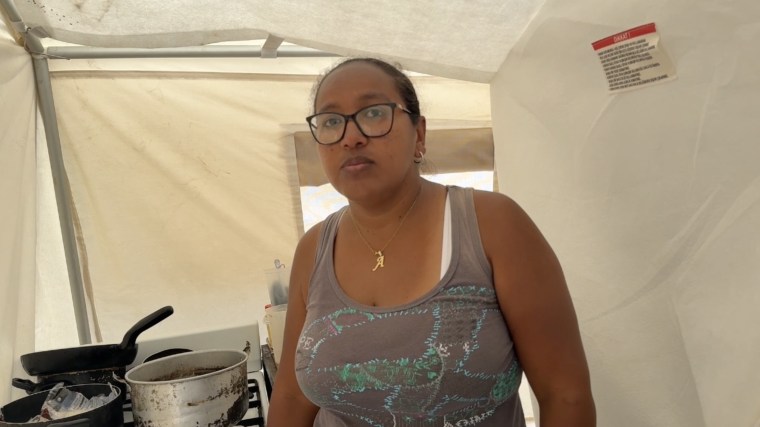 Andrea Debur would like to leave Brisas de Maiquetía since they lack the basics, but "there's nothing left" in the state. 